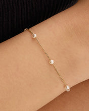 Load image into Gallery viewer, FERGIE | Pearl Station Bracelet by Aurelie Gi — detail view